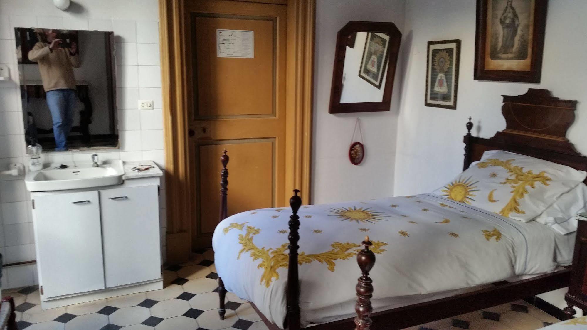 Hostal Pons PMI Exteriör bild